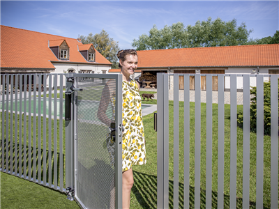 Compact 90° or 180° retrofit gate closer for gates up to 165 lbs