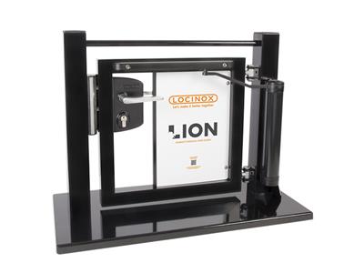 Gate display with Lion gate closer, industrial lock and 90° hinge