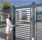 Invisible, built-in hydraulic gate closer